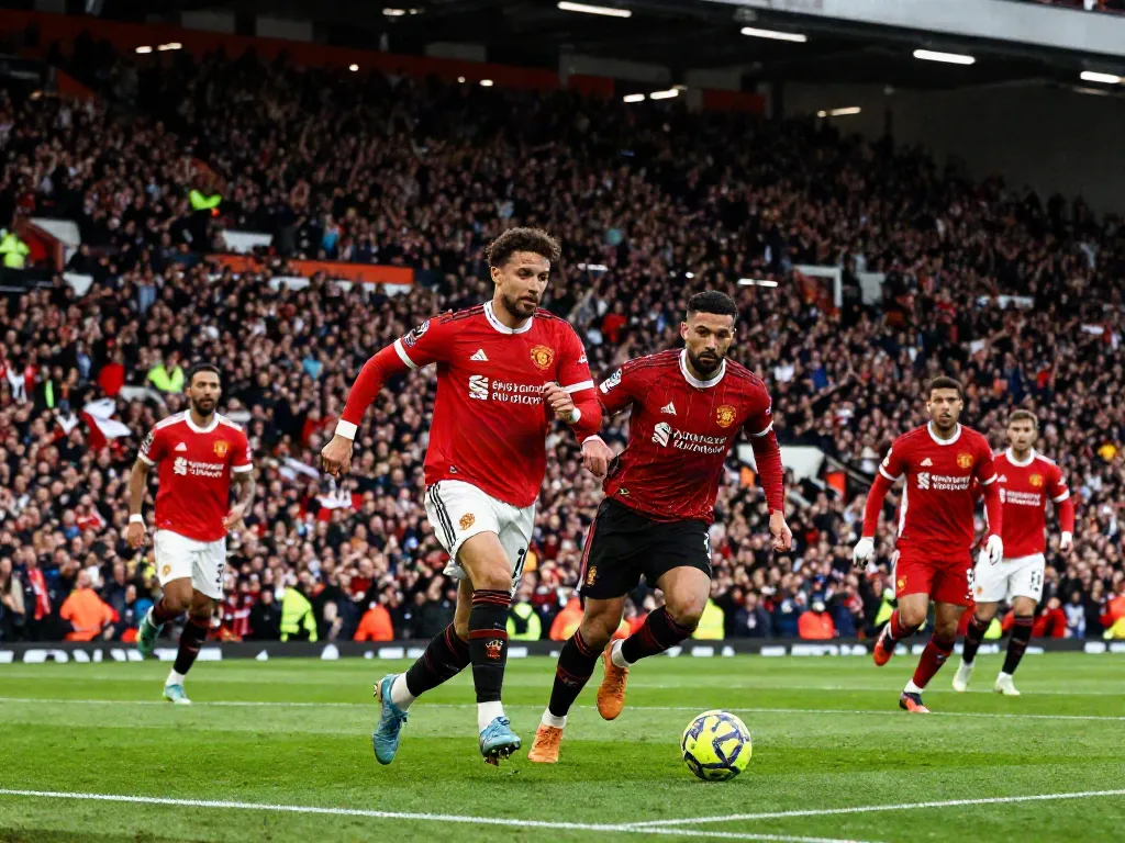 Exciting Manchester United vs Liverpool match featuring players in action, showcasing the fierce rivalry of แมนยู กับ ลิเวอร์พูล.